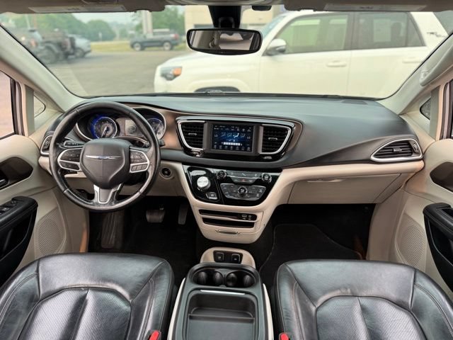 Used 2019 Chrysler Pacifica Touring-L FWD image 2