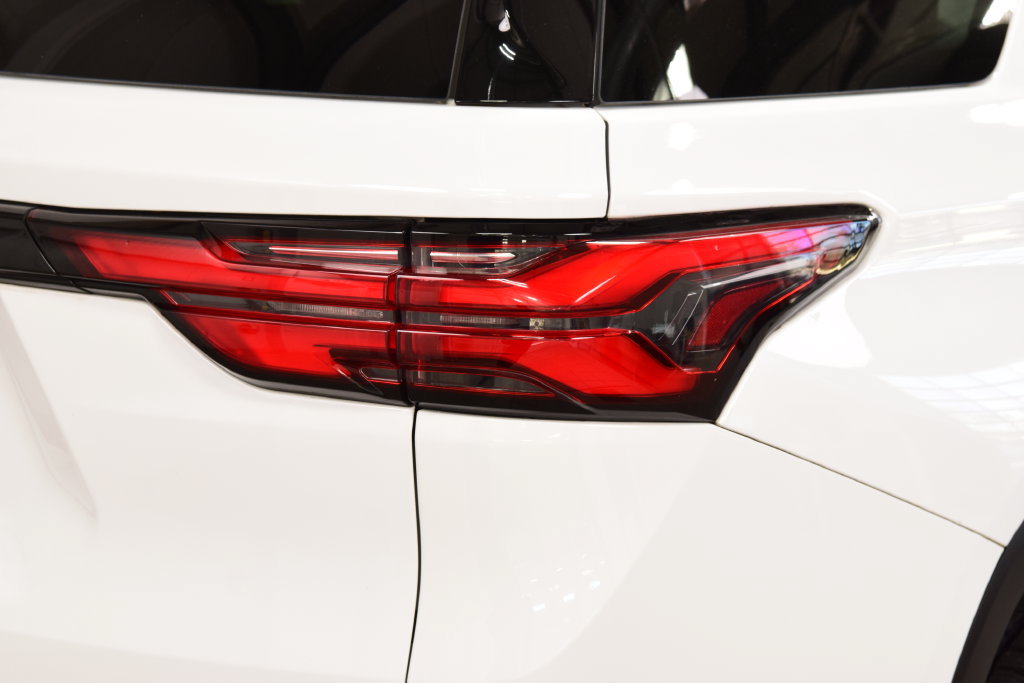 Used 2023 Chevrolet Traverse RS w/ LPO, Floor Liner Package AWD/4WD image 21