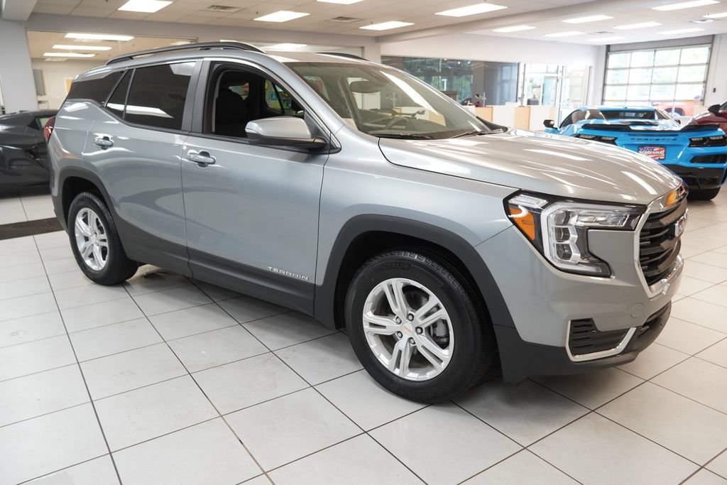 Used 2024 GMC Terrain SLE w/ Driver Convenience Package FWD image 15