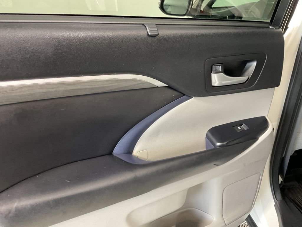 Used 2017 Toyota Highlander Limited AWD/4WD image 19