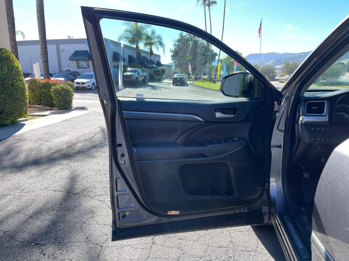 Used 2017 Toyota Highlander Limited Platinum FWD image 20