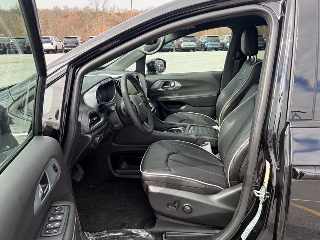 New 2026 Chrysler Pacifica Limited w/ S Appearance Package FWD image 16