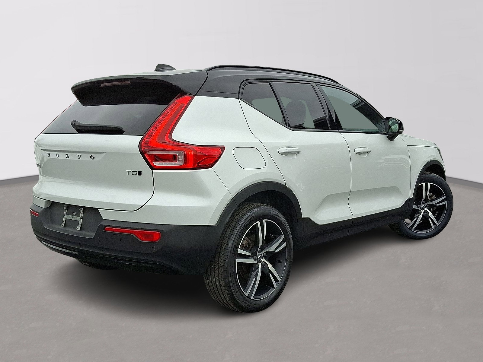 Used 2021 Volvo XC40 T5 R-Design w/ Climate Package image 4