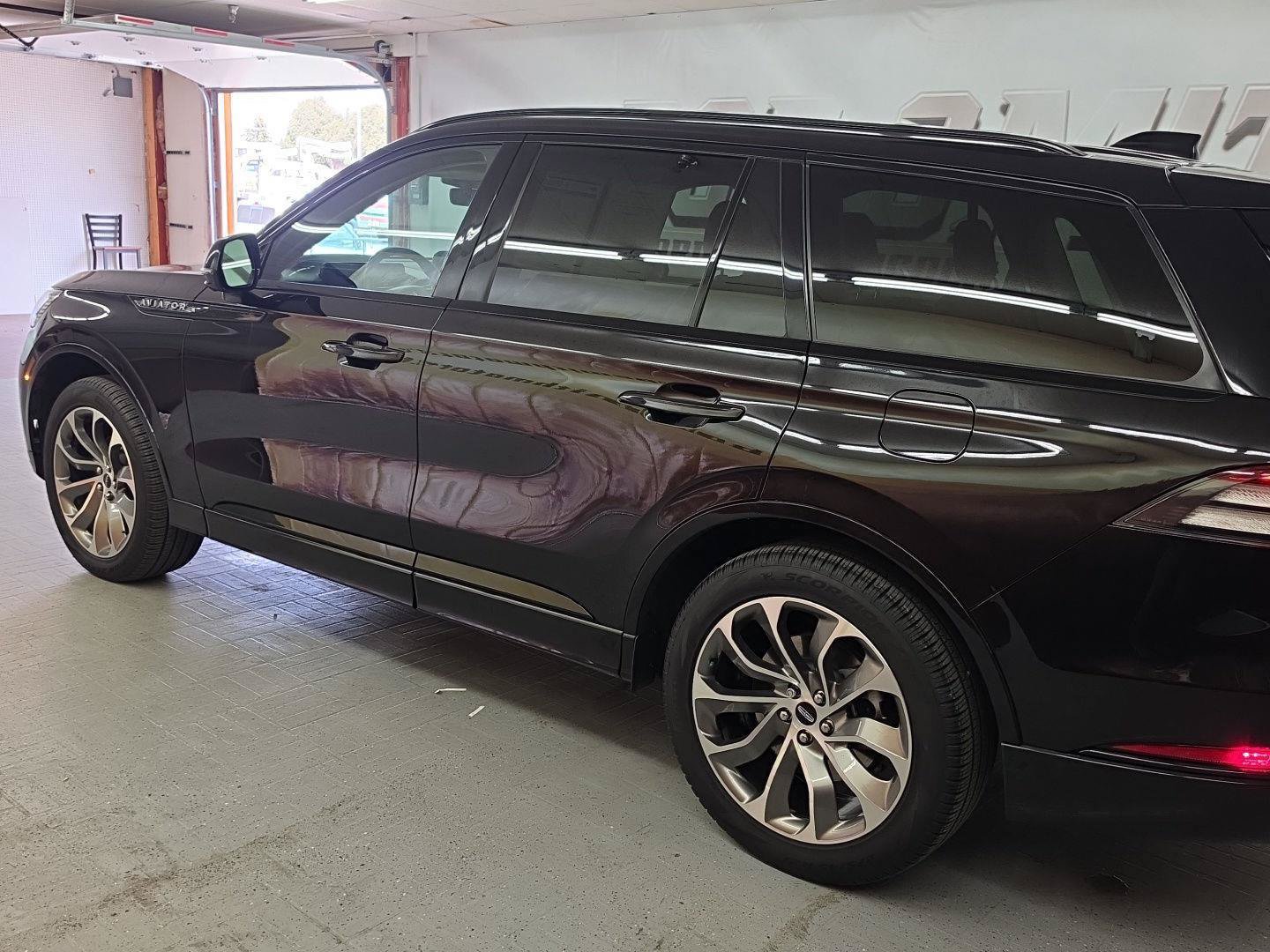 Used 2025 Lincoln Aviator AWD w/ Jet Appearance Package image 3