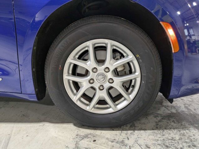 Used 2020 Chrysler Pacifica Touring-L FWD image 10