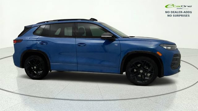 Used 2025 Volkswagen Tiguan SE R-Line FWD image 3