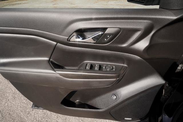 Used 2023 GMC Acadia SLT image 12