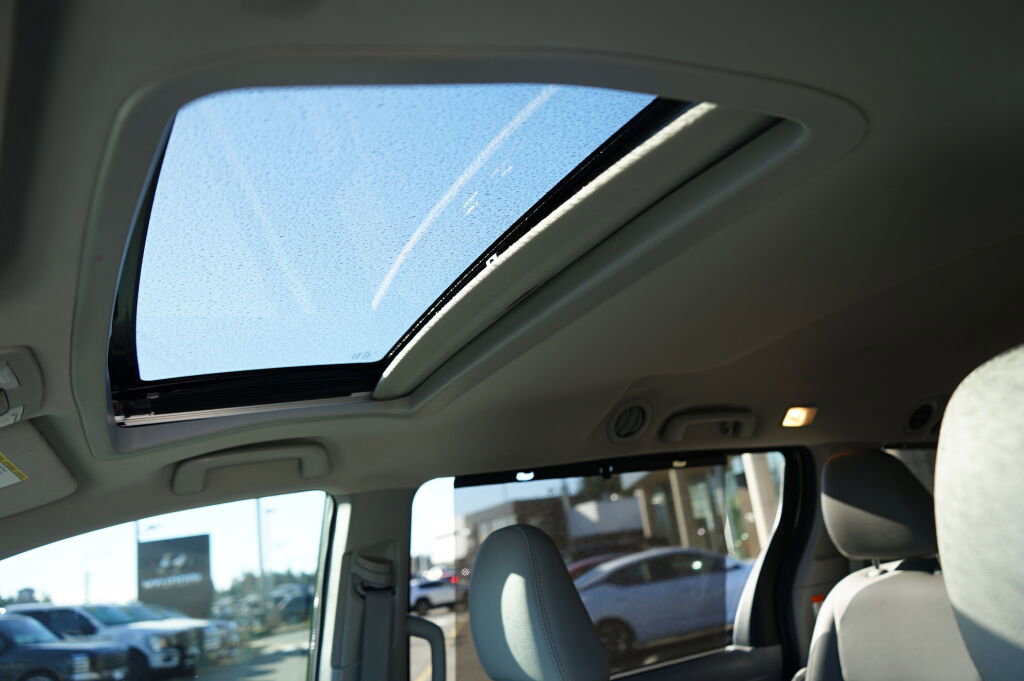 Used 2020 Toyota Sienna XLE w/ XLE Navigation Package image 30