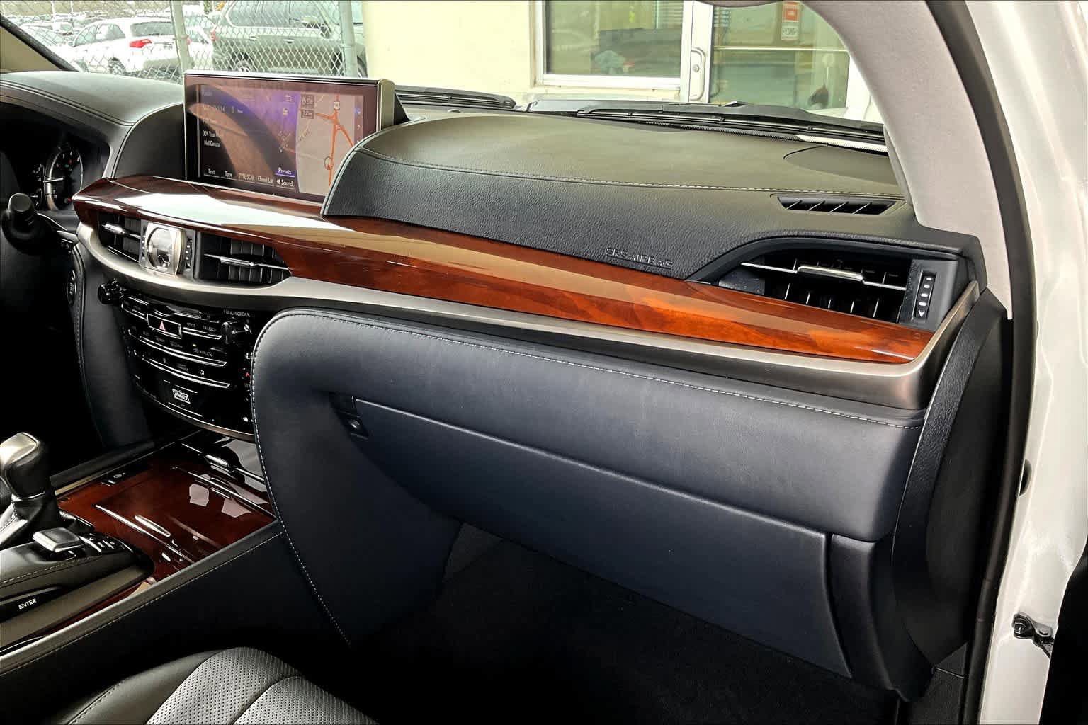 Used 2020 Lexus LX 570 4WD w/ Luxury Package image 19