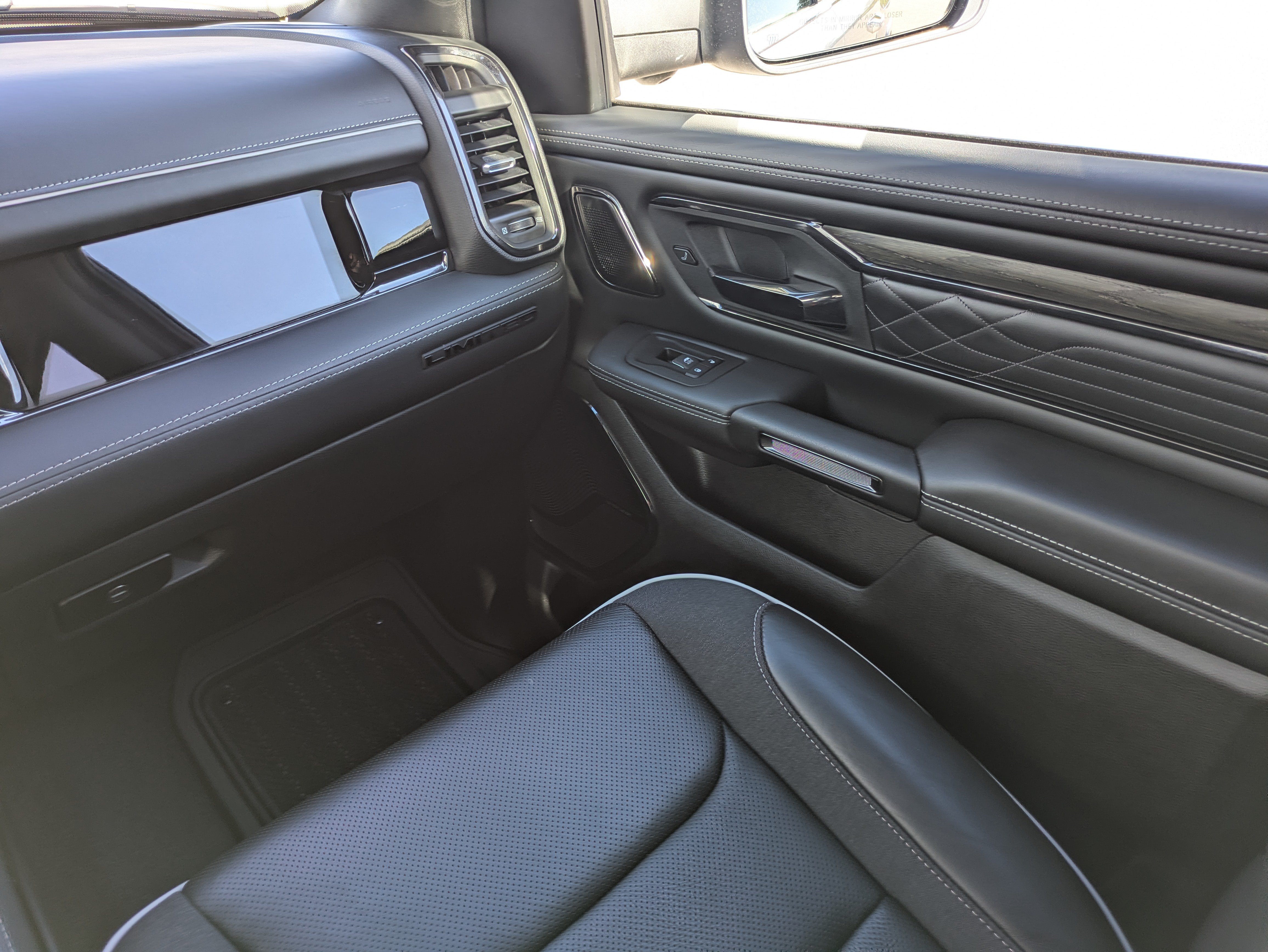 Used 2025 RAM 1500 Limited AWD/4WD image 17