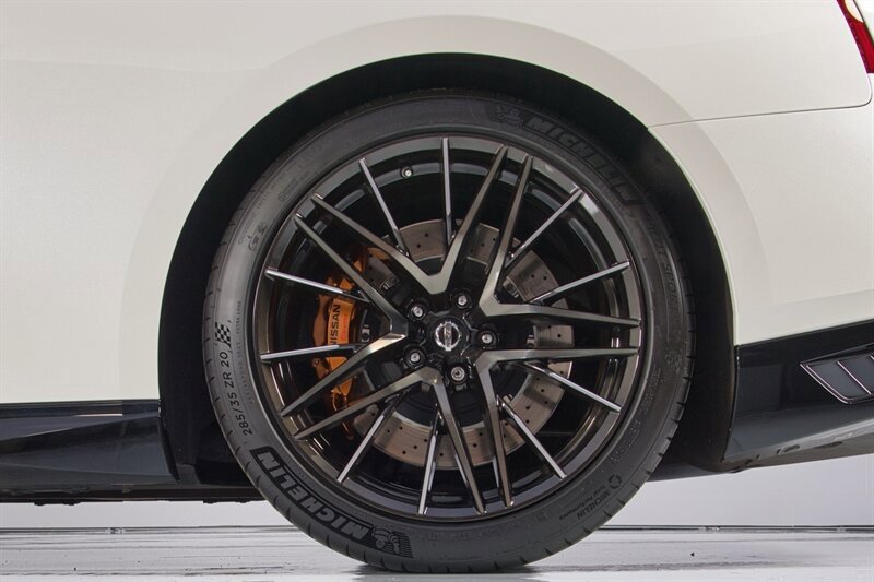 Used 2021 Nissan GT-R Premium image 7