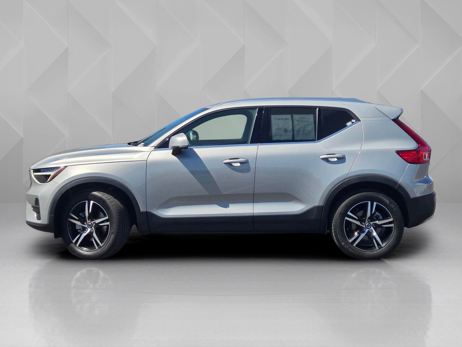 Used 2025 Volvo XC40 B5 Core AWD/4WD image 3