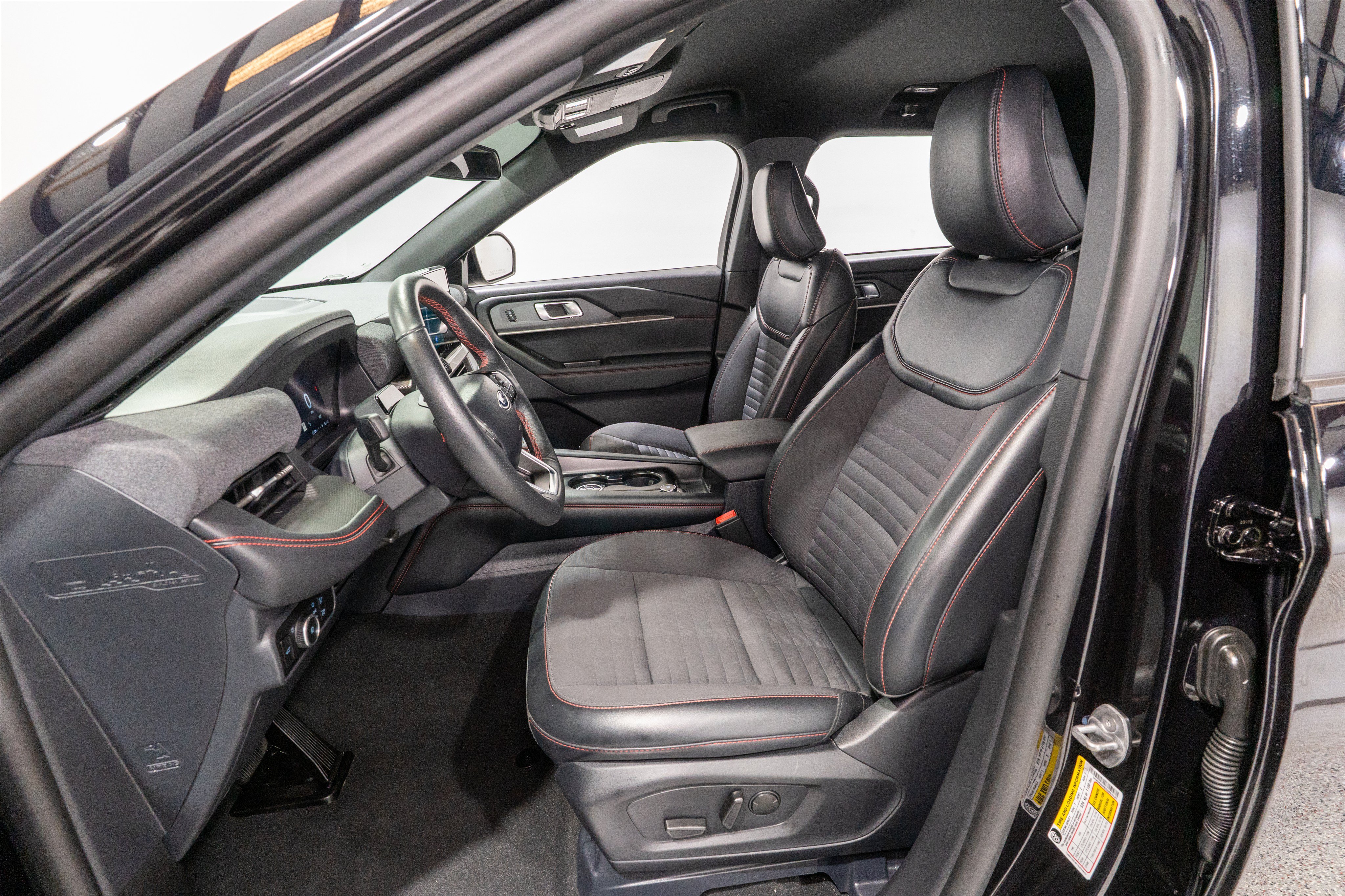 Used 2025 Ford Explorer ST-Line w/ ST-Line Street Pack AWD/4WD image 15