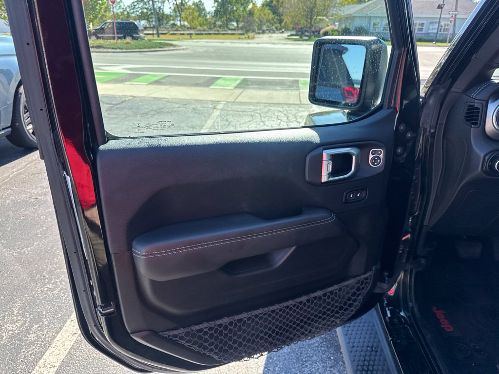 Used 2019 Jeep Wrangler Unlimited Sahara w/ Uconnect 4C Nav & Sound Group AWD/4WD image 18