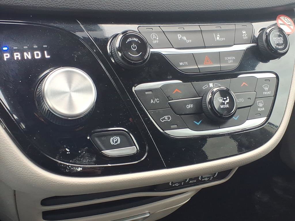 Used 2024 Chrysler Pacifica Touring-L image 12