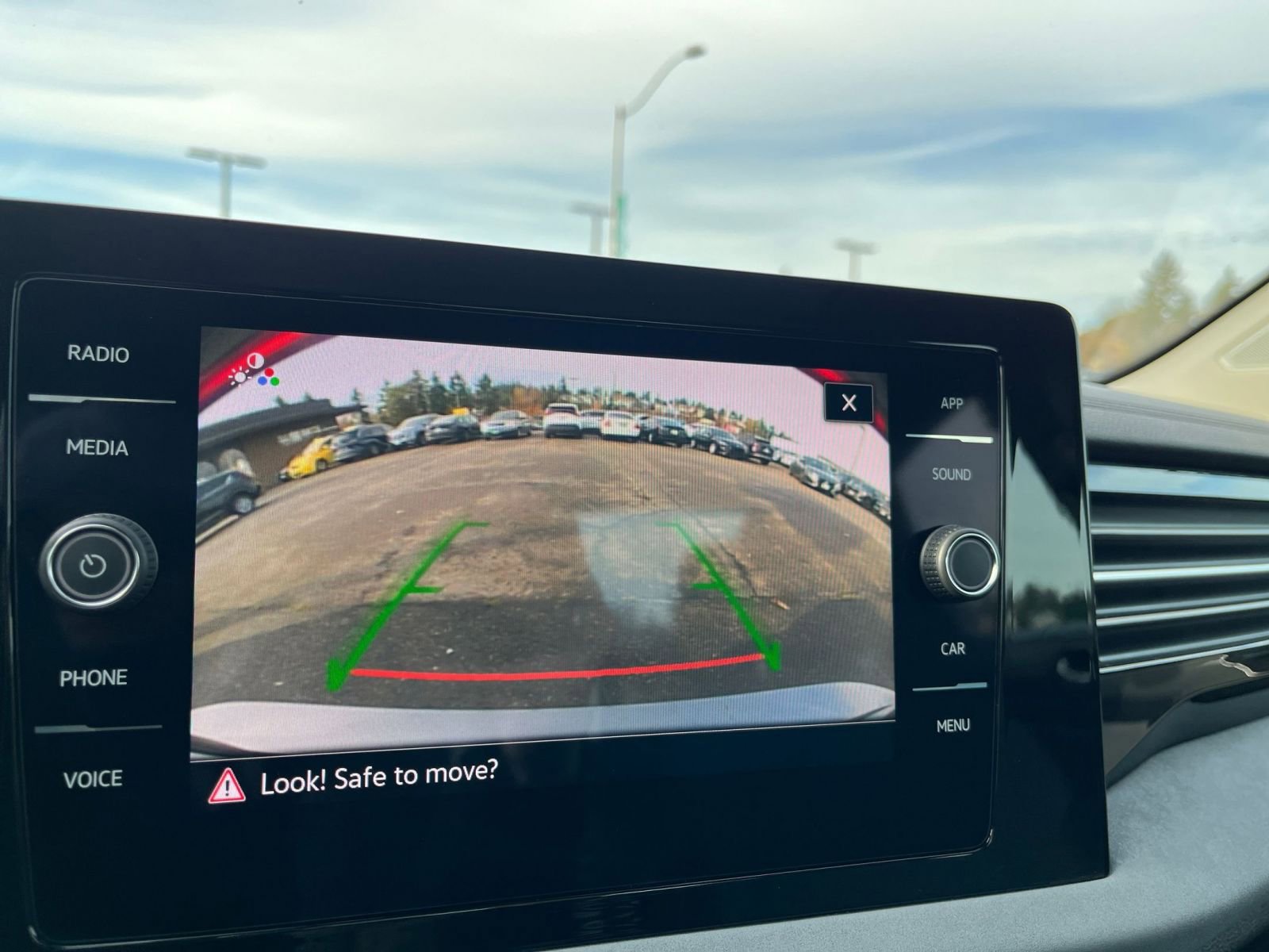 Used 2025 Volkswagen Jetta SE image 17