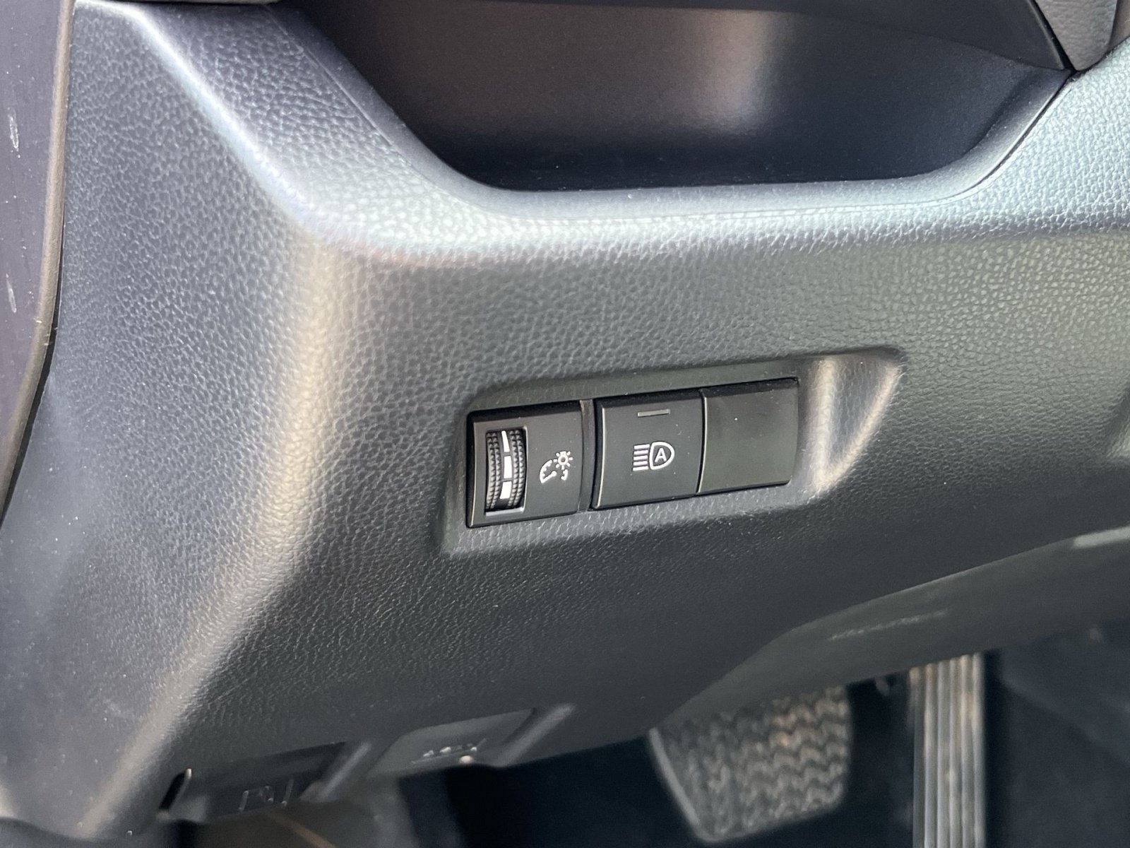 Used 2025 Toyota RAV4 XLE FWD image 28