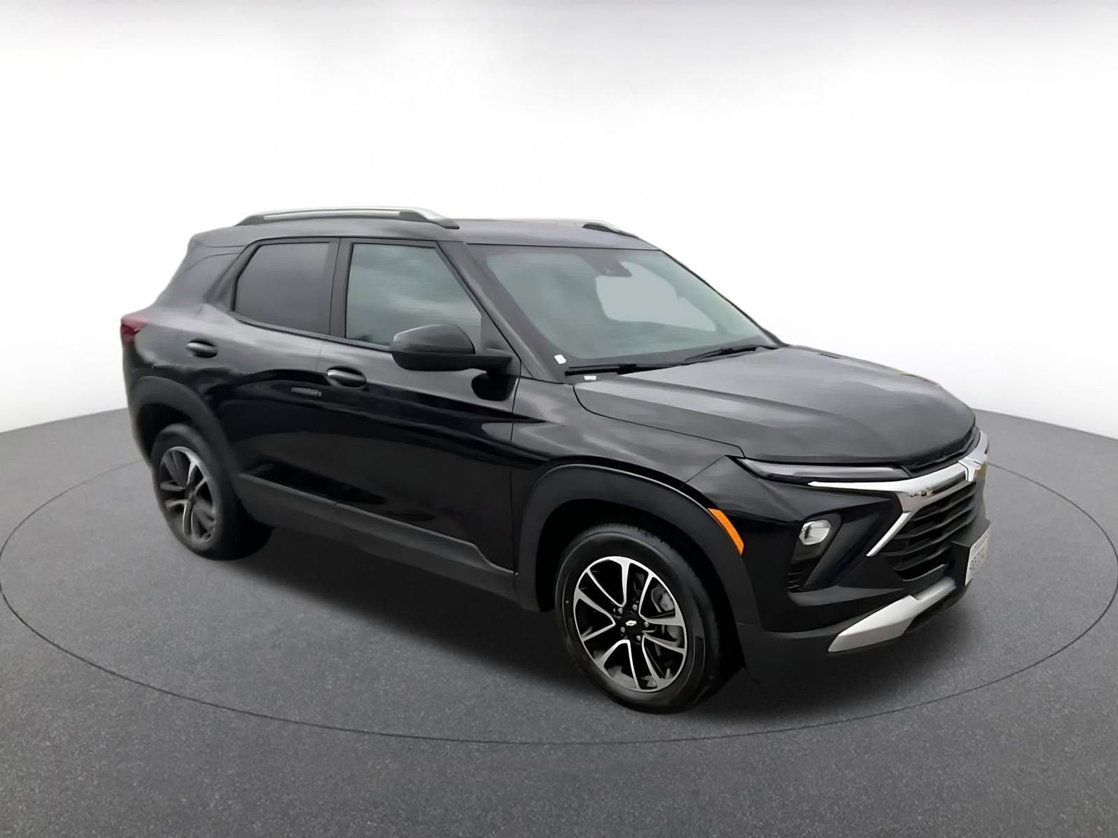 Used 2025 Chevrolet TrailBlazer LT image 2