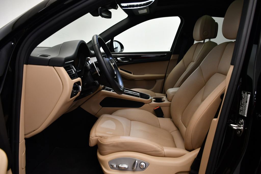 Certified 2023 Porsche Macan Turbo image 5