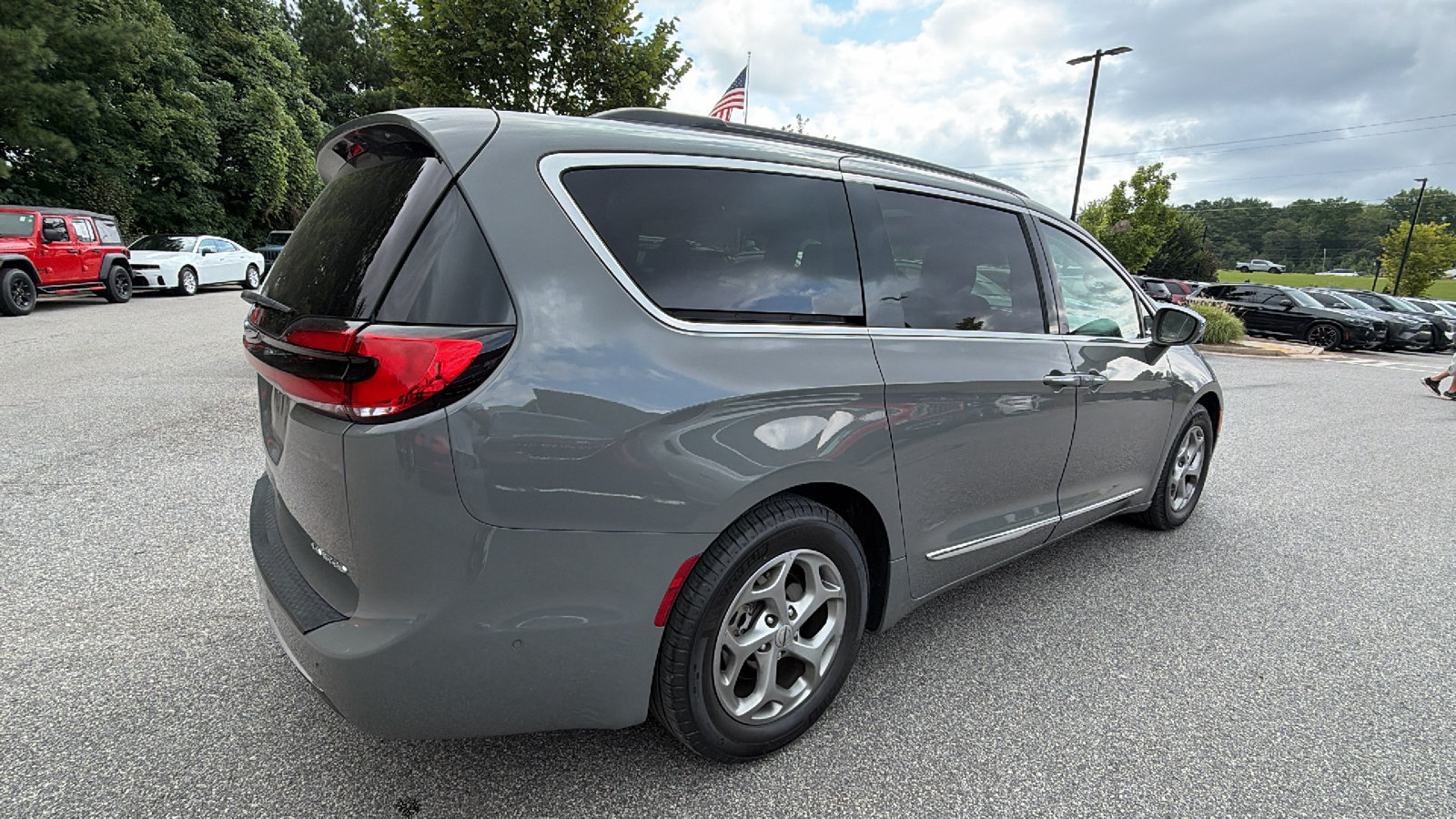 Used 2022 Chrysler Pacifica Limited FWD image 8