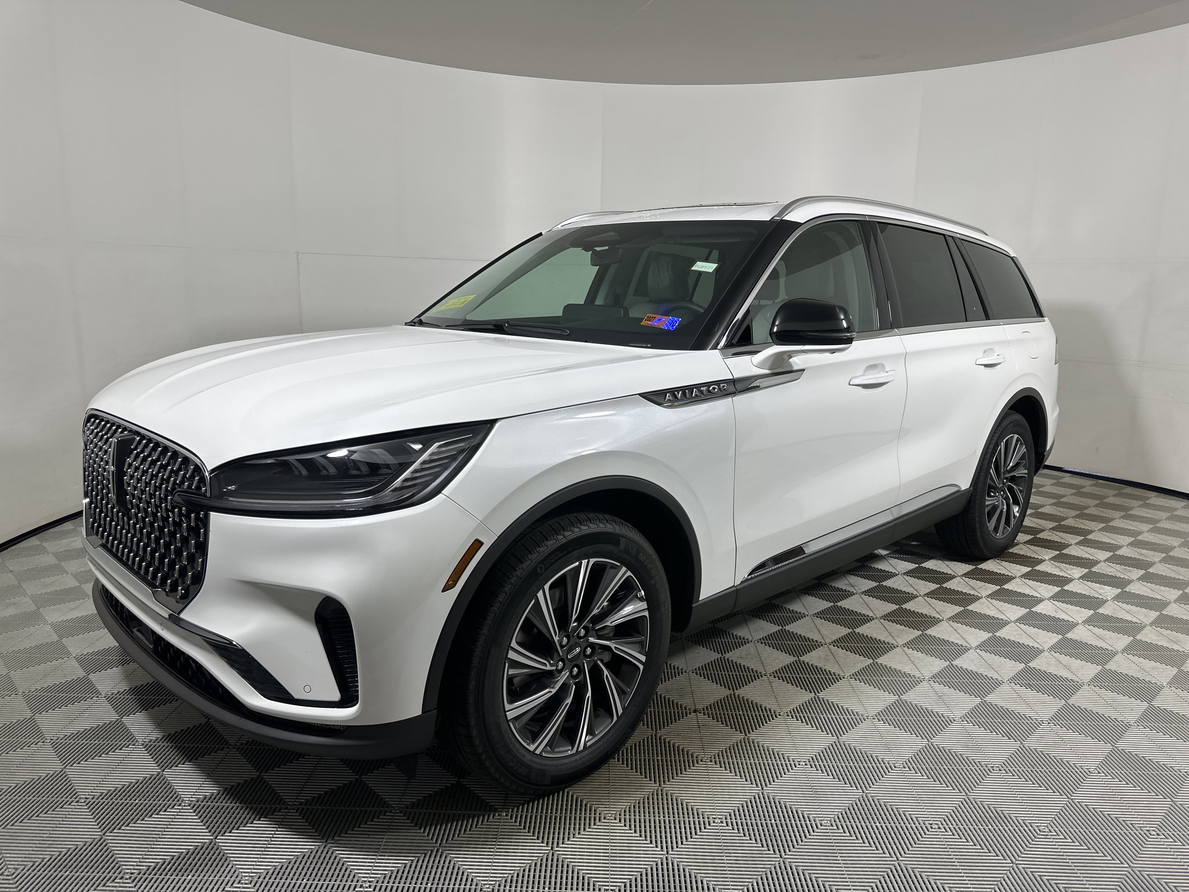 New 2025 Lincoln Aviator AWD image 3