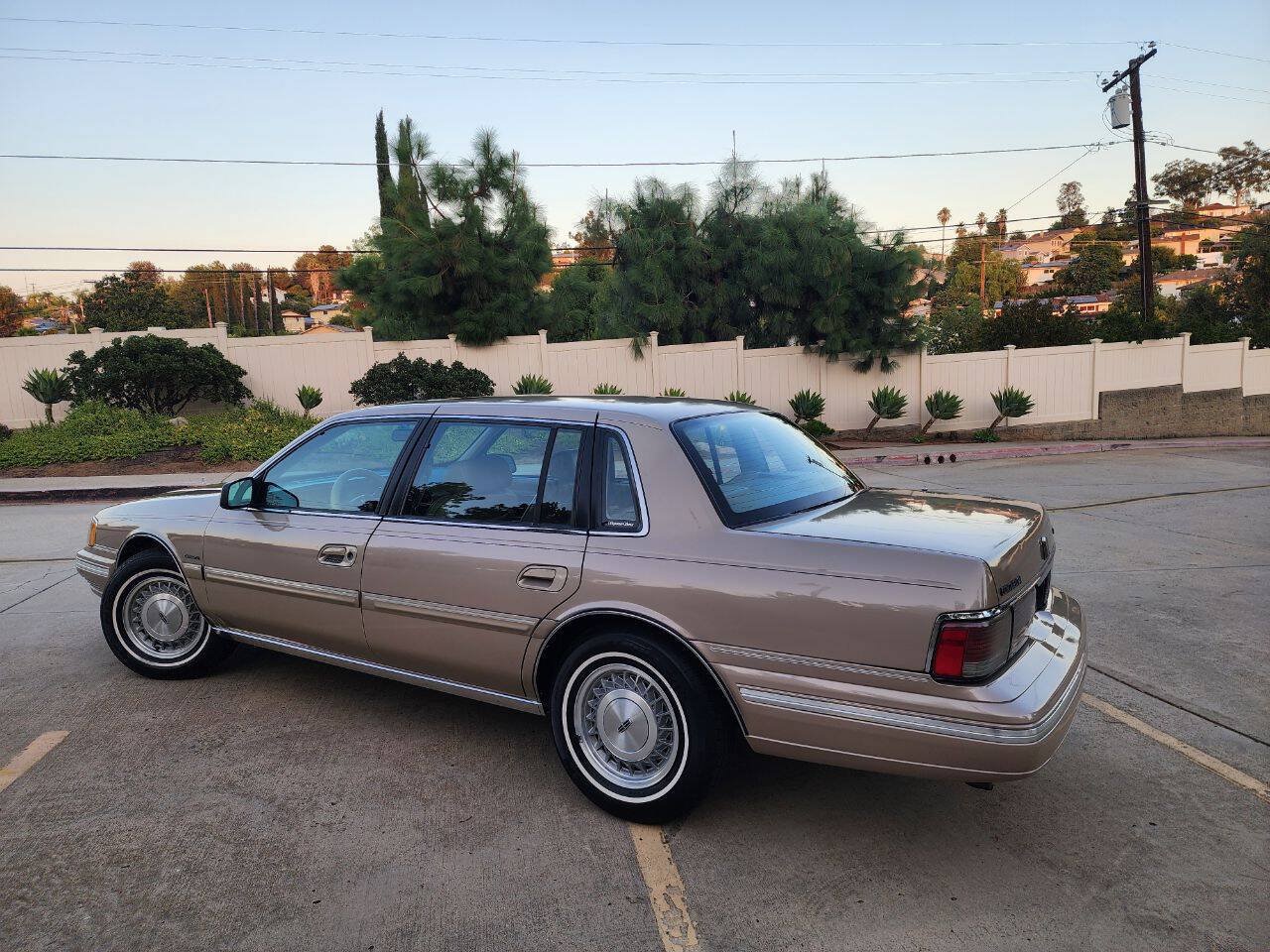 Used 1988 Lincoln Continental Signature FWD image 8
