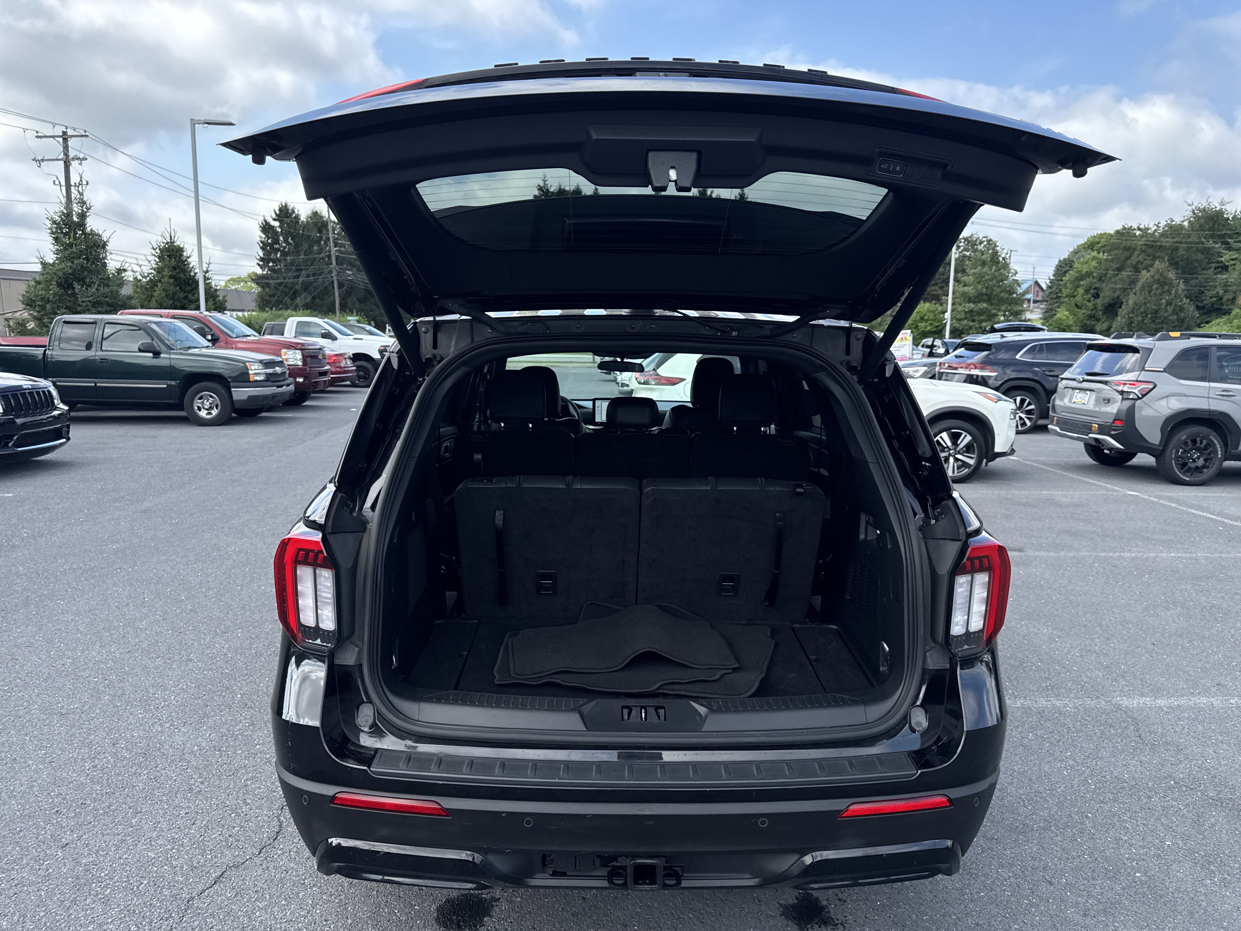 Used 2025 Ford Explorer ST-Line w/ ST-Line Street Pack AWD/4WD image 32