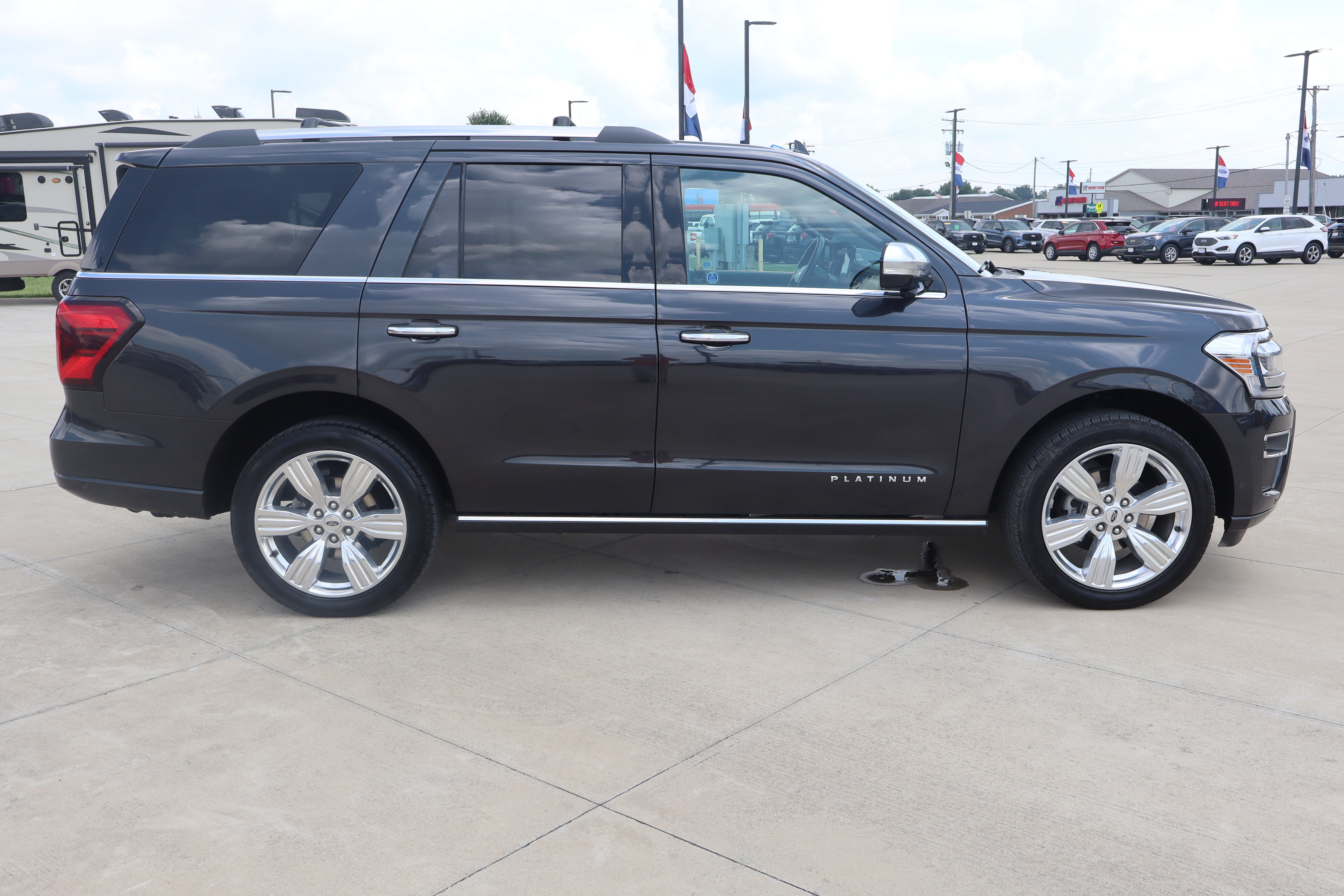Used 2024 Ford Expedition Platinum AWD/4WD image 4