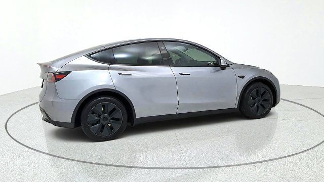 Used 2025 Tesla Model Y Long Range RWD image 9