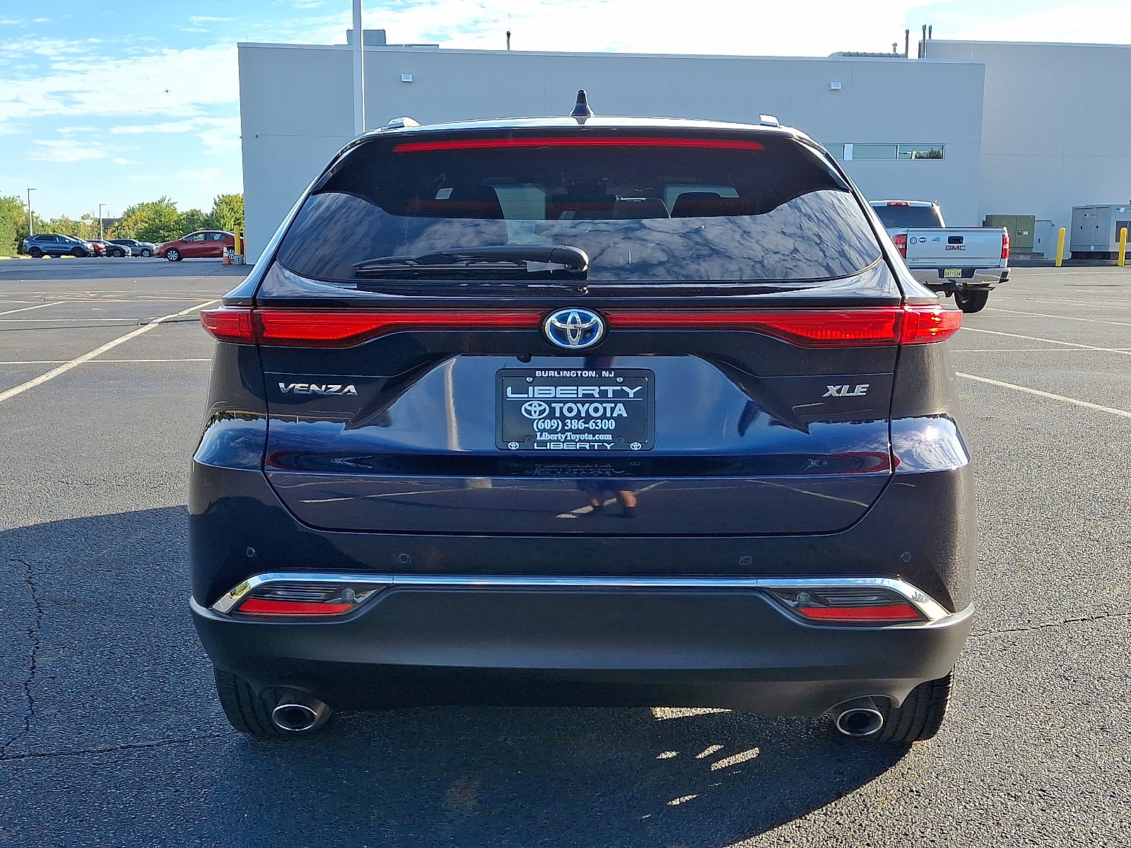 Used 2024 Toyota Venza XLE image 5