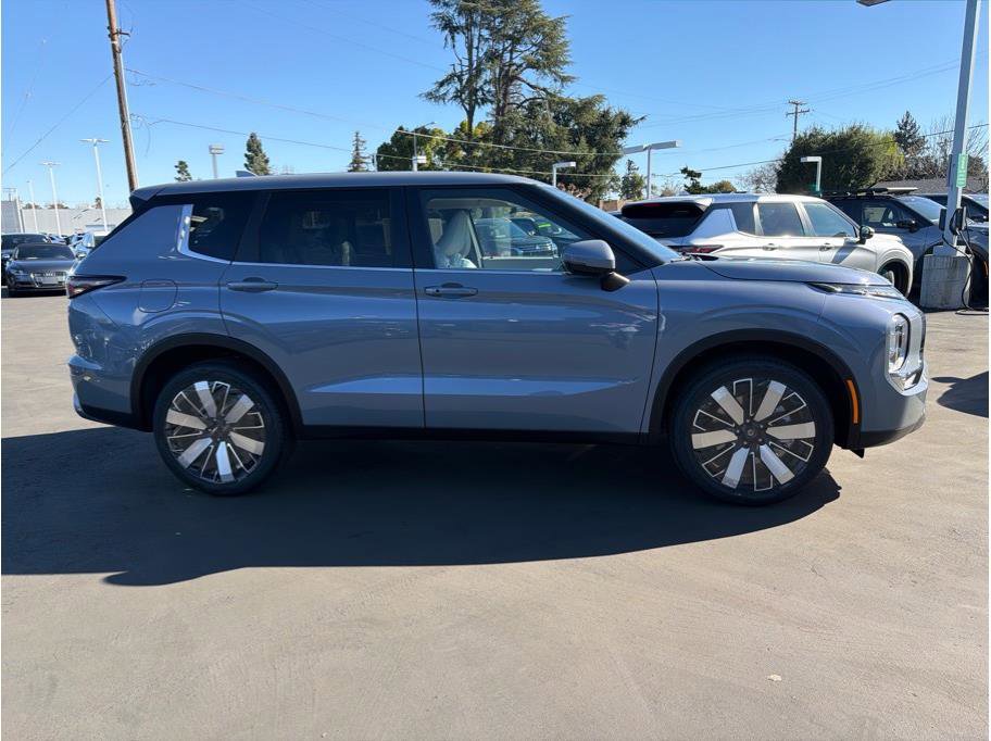 New 2026 Mitsubishi Outlander LE image 4