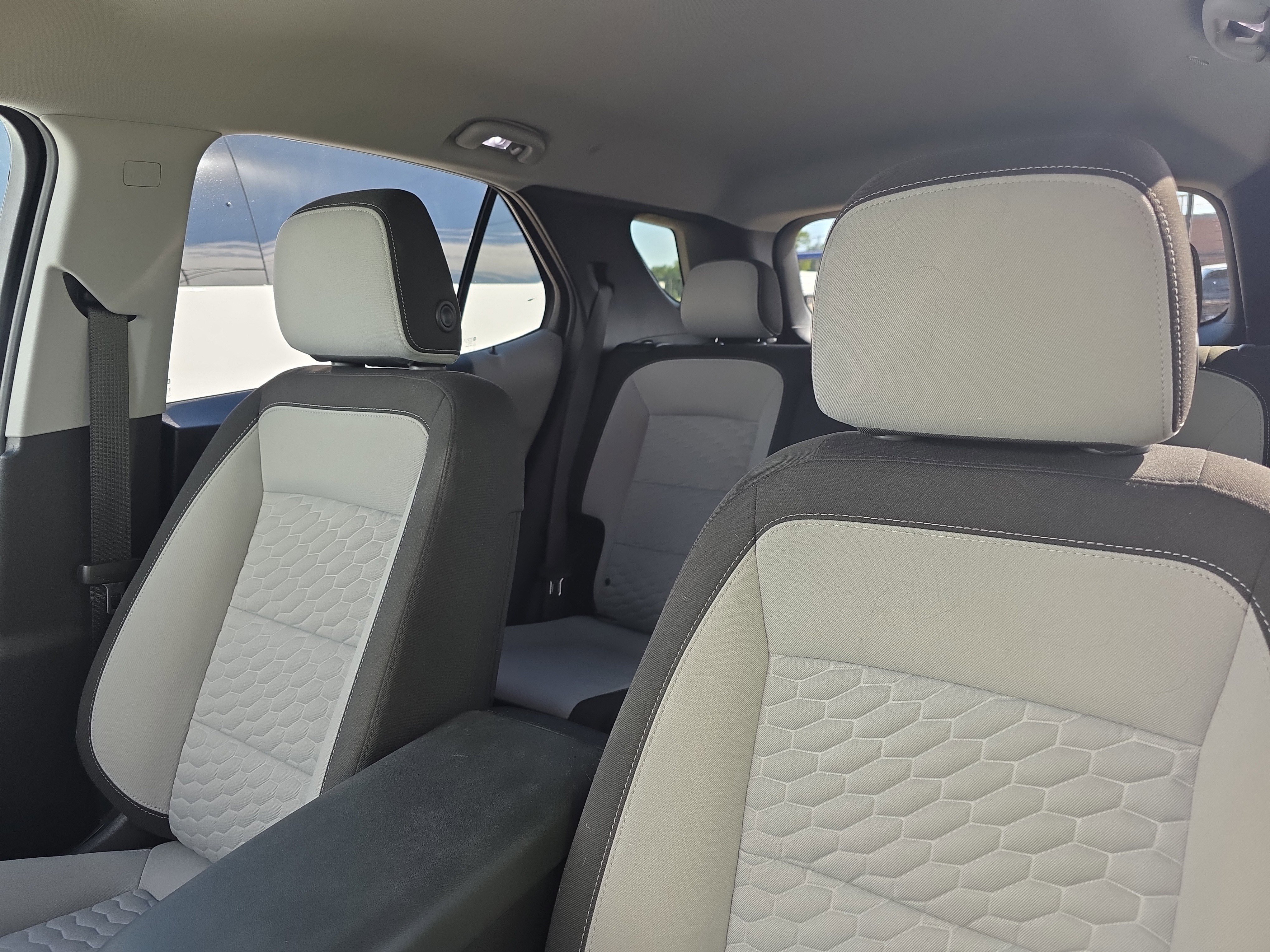 Used 2021 Chevrolet Equinox LT w/ Driver Convenience Package image 4