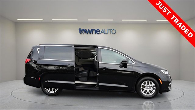 Used 2024 Chrysler Pacifica Touring-L image 7