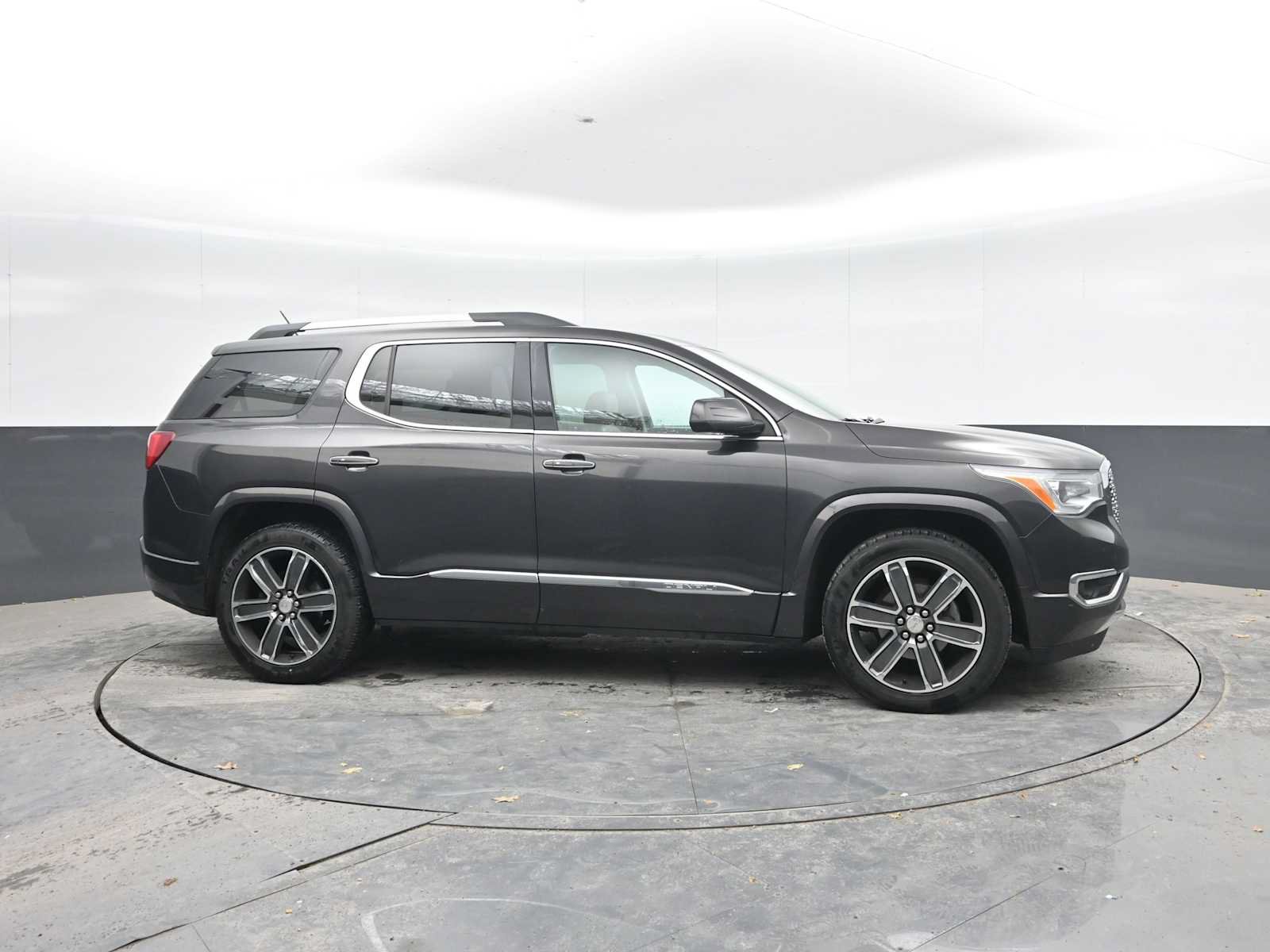 Used 2017 GMC Acadia Denali w/ Technology Package AWD/4WD image 9
