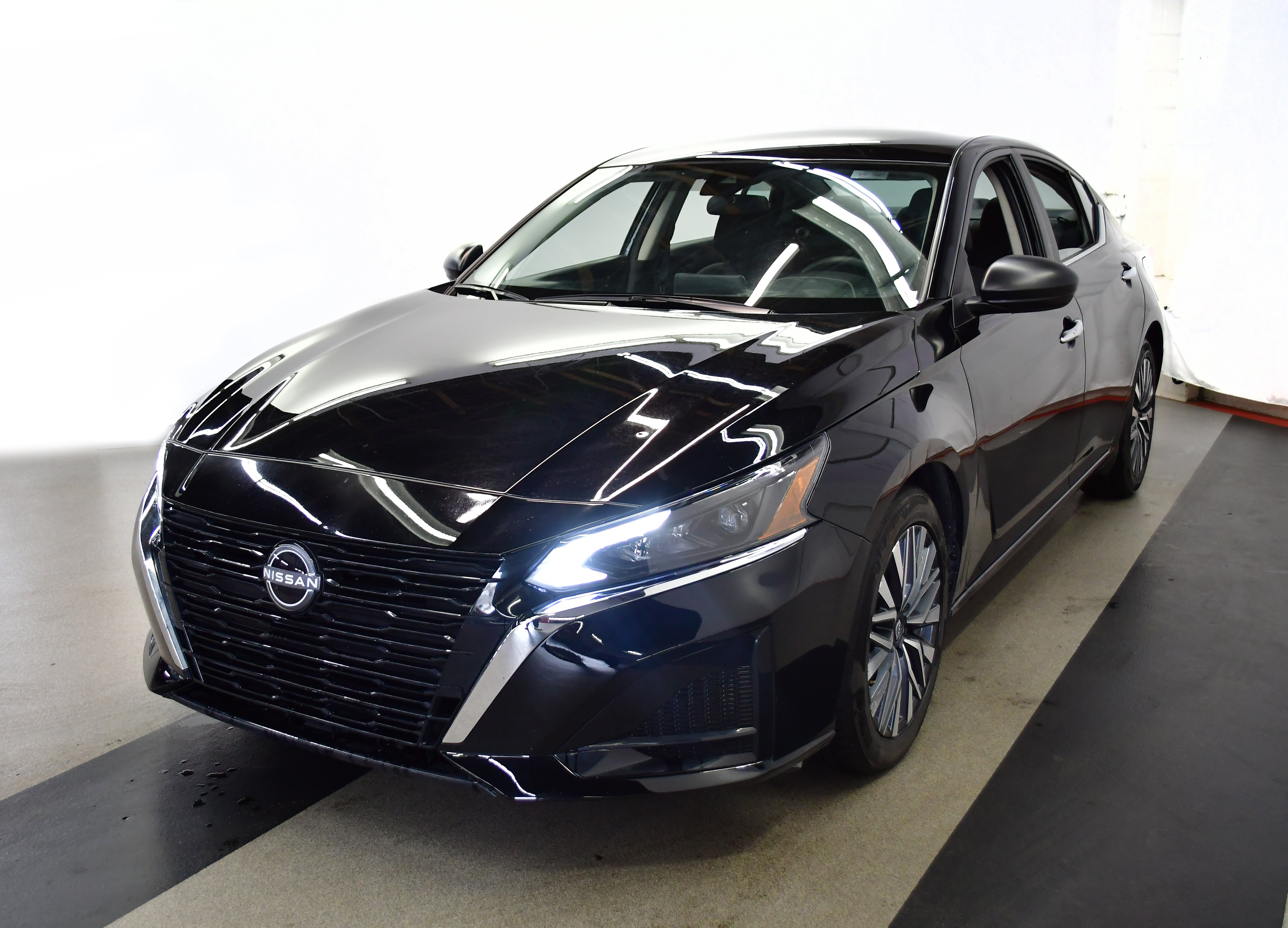 Used 2025 Nissan Altima 2.5 SV FWD image 4