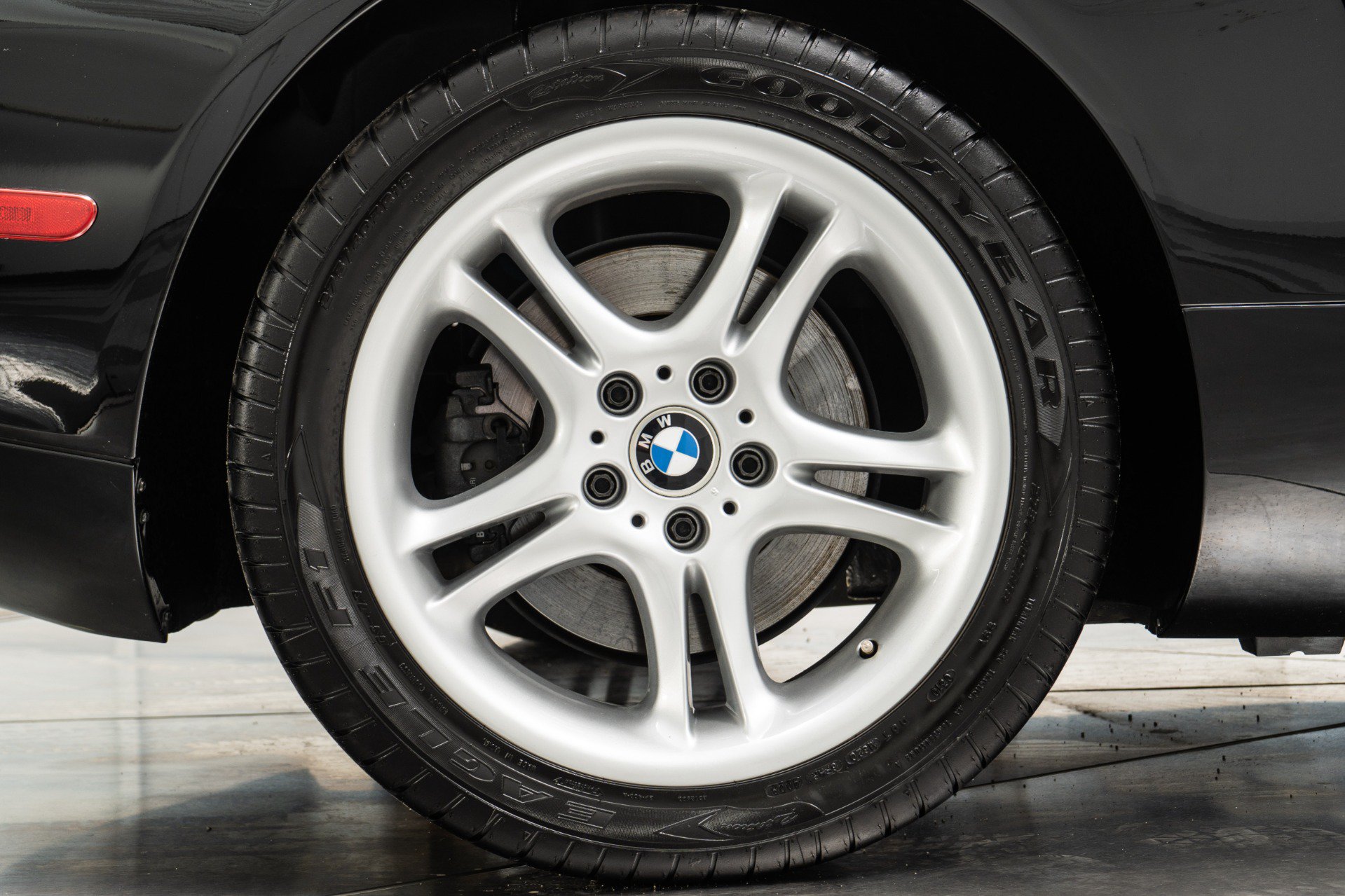 Used 2001 BMW Z8 RWD image 32