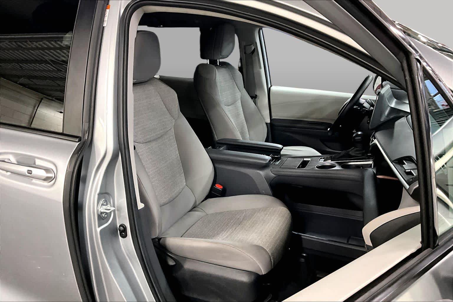 Used 2024 Toyota Sienna LE FWD image 8
