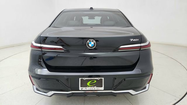 Used 2023 BMW 740i w/ Parking Assistance Package image 5