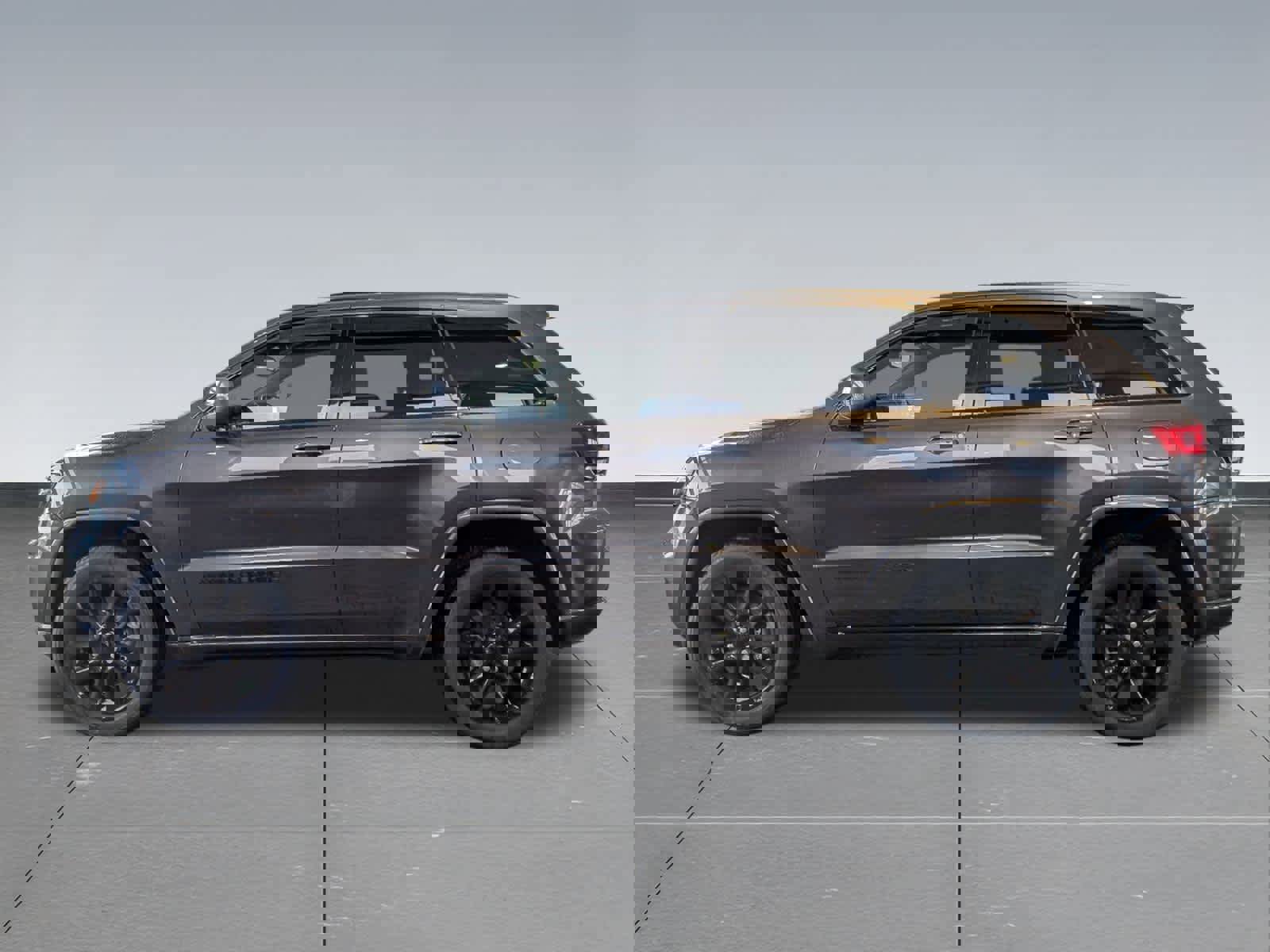 Used 2021 Jeep Grand Cherokee Laredo X image 3