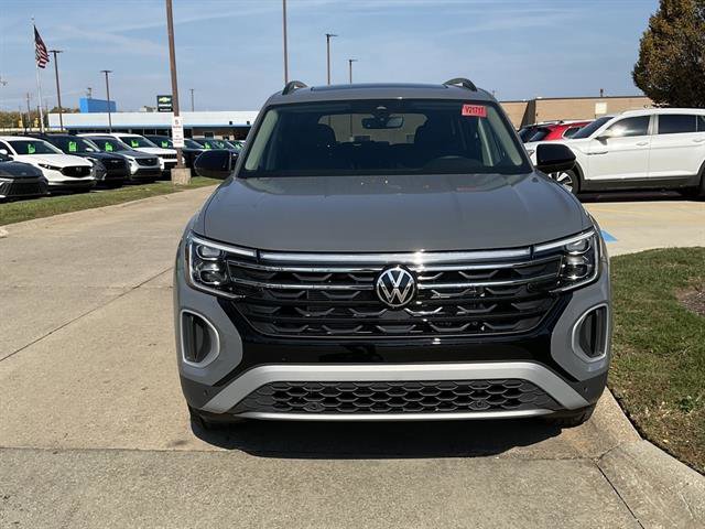 New 2026 Volkswagen Atlas Peak Edition image 2