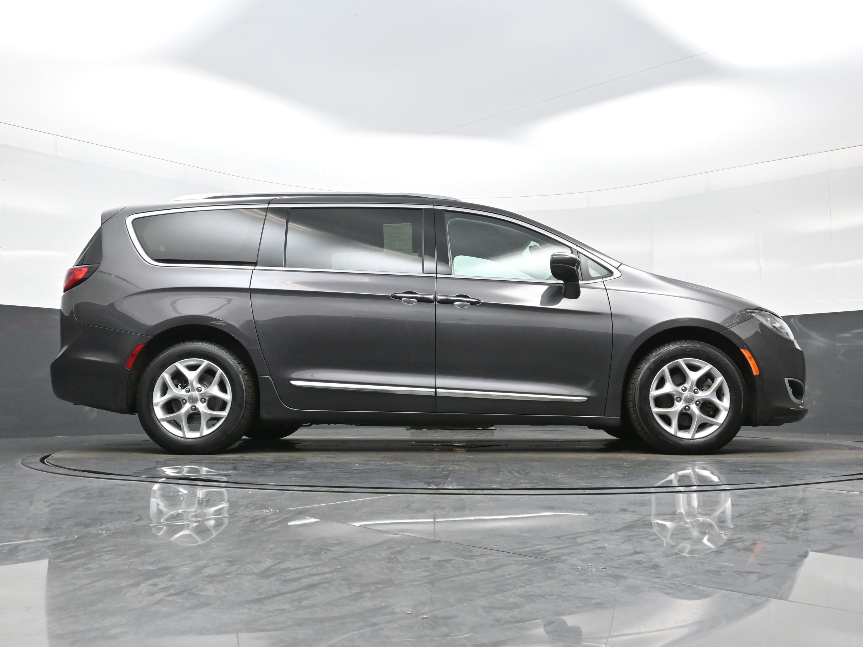Used 2017 Chrysler Pacifica Touring-L Plus w/ Tire & Wheel Group image 32