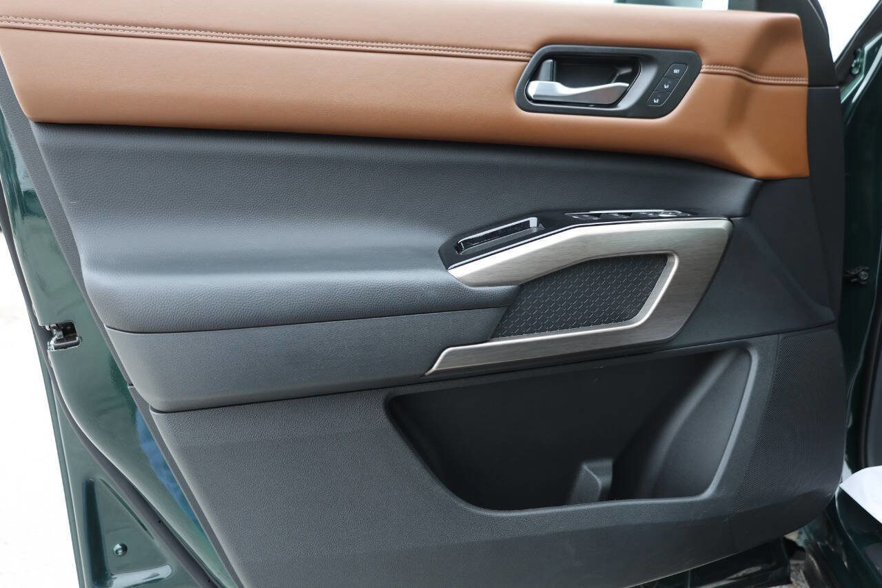 Used 2023 Nissan Pathfinder Platinum image 12