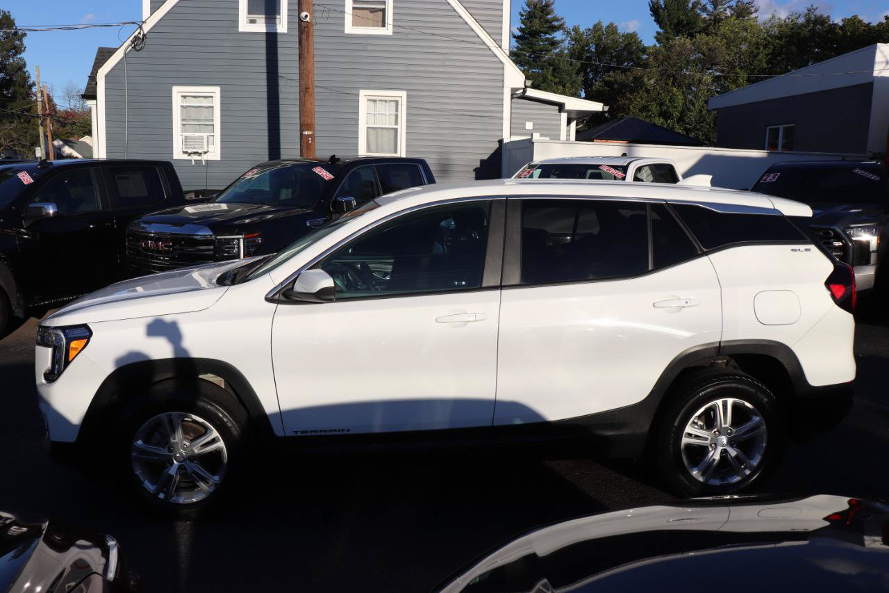 Used 2024 GMC Terrain SLE AWD/4WD image 2