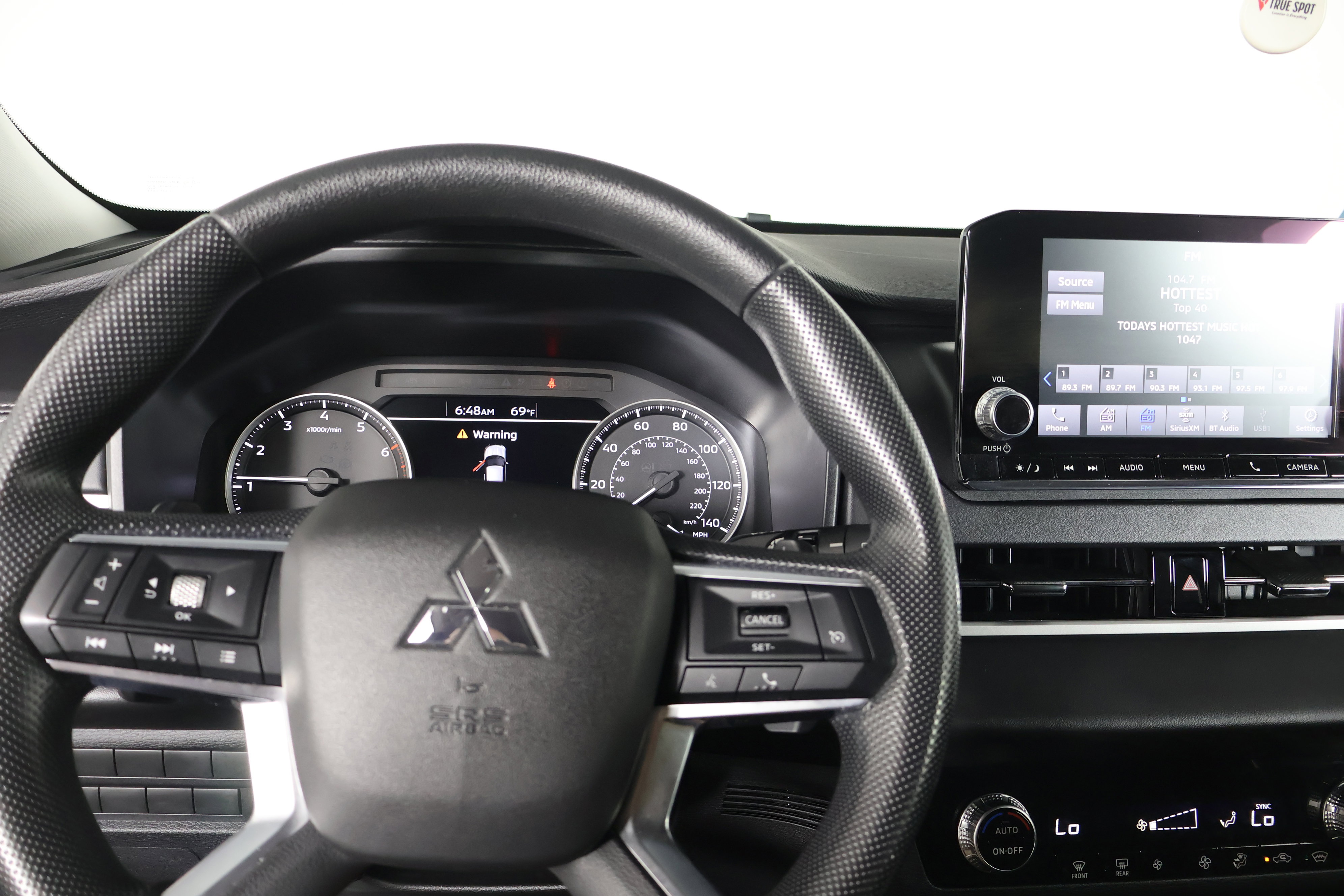 Used 2024 Mitsubishi Outlander ES image 16