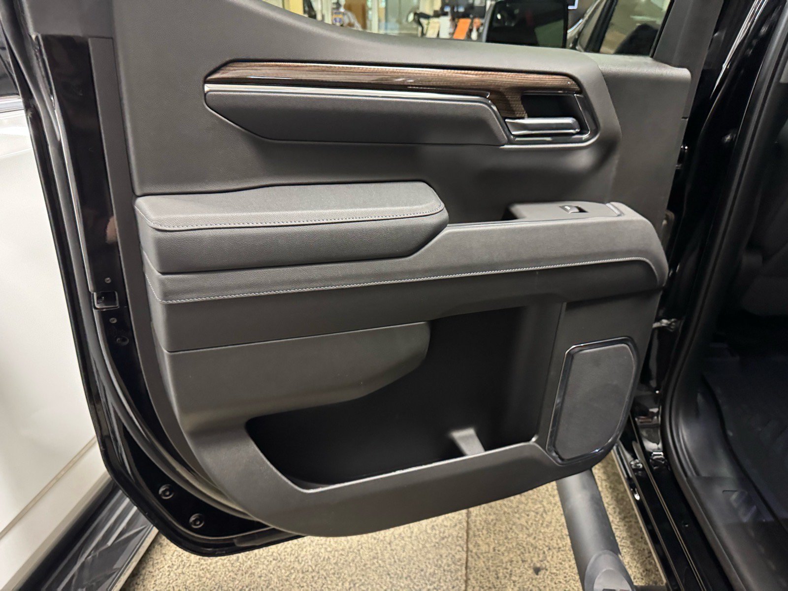 Used 2025 Chevrolet Silverado 1500 LT Trail Boss w/ Convenience Package II AWD/4WD image 9