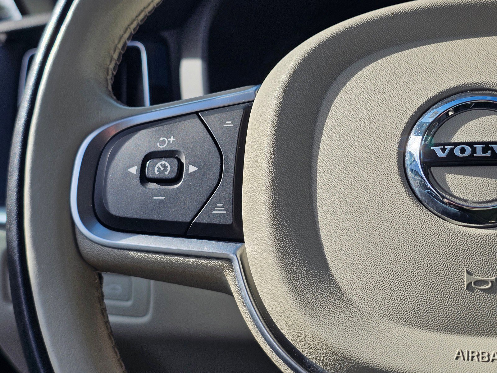 Used 2020 Volvo XC60 T6 Momentum image 30