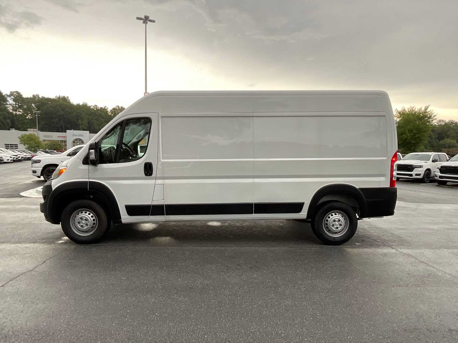 Used 2024 RAM ProMaster 2500 w/ Convenience Group FWD image 2