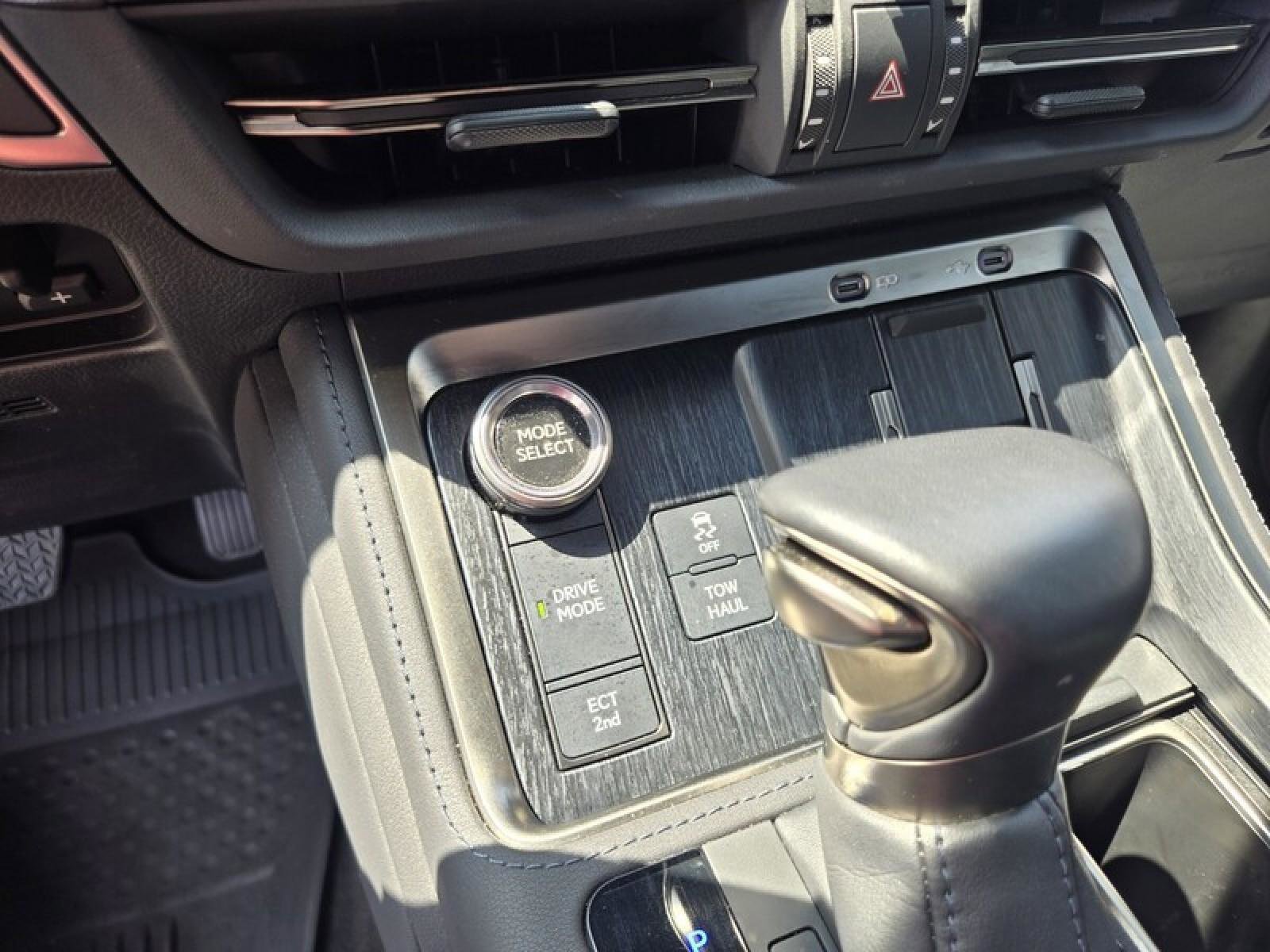 Used 2024 Lexus GX 550 w/ Accessory Package (Z1) AWD/4WD image 18