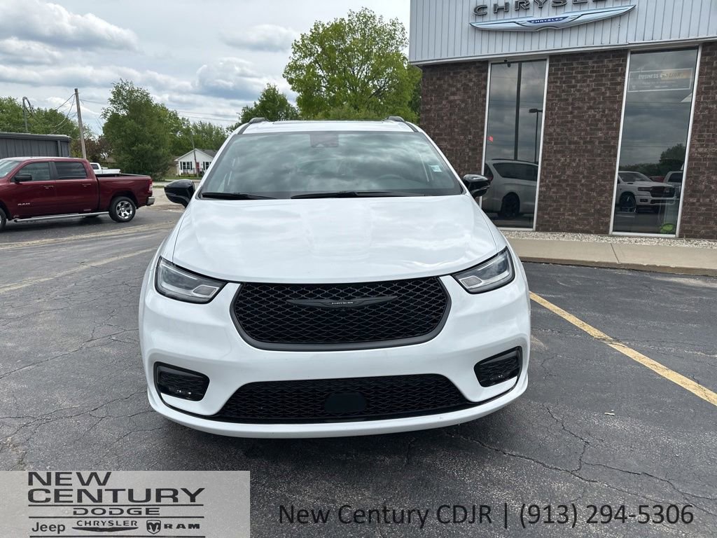 Used 2025 Chrysler Pacifica Limited FWD image 5