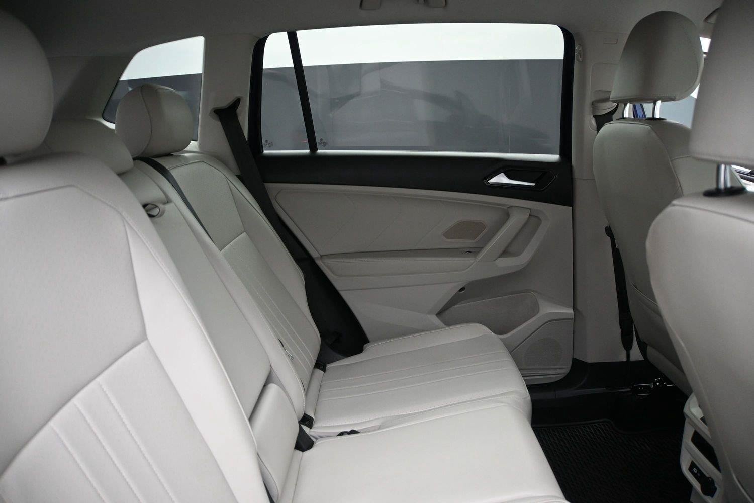 Used 2022 Volkswagen Tiguan SE AWD/4WD image 17